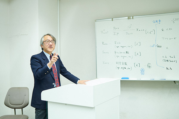 経営情報学部長 / 小林英夫 教授