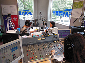 FM西東京のスタジオにて「まちともプラス」にゲスト出演　放送風景
