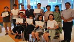 交換留学生修了式後の記念写真