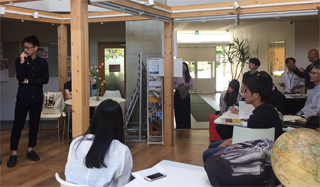 学生による英語でのプレゼンの様子