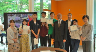 ポスター入選者との記念写真