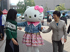 キティちゃんと手を繋ぐ渡辺幸子多摩市長
