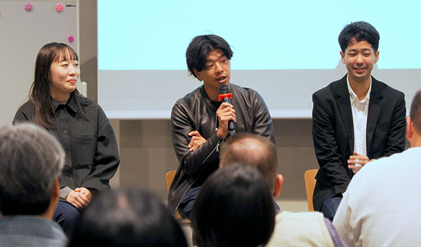 BOLDLY(株)　佐治 友基　代表取締役社長 兼 CEO（中央）