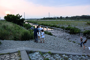 多摩川の水辺でごみ拾い