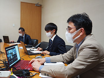 中央:司会進行役の学生 右:長島剛教授