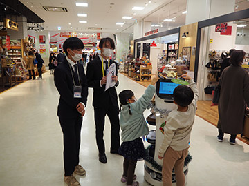 ロボットと一緒にアンケート調査