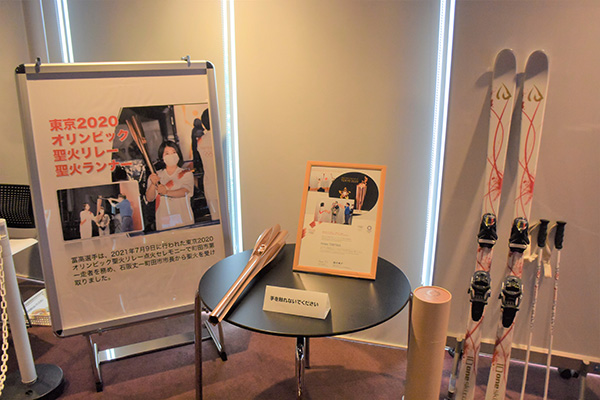 会場に展示された五輪関連グッズ