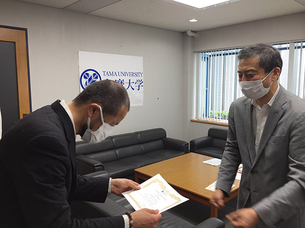 Erik Honobe教授、(右)新美学部長