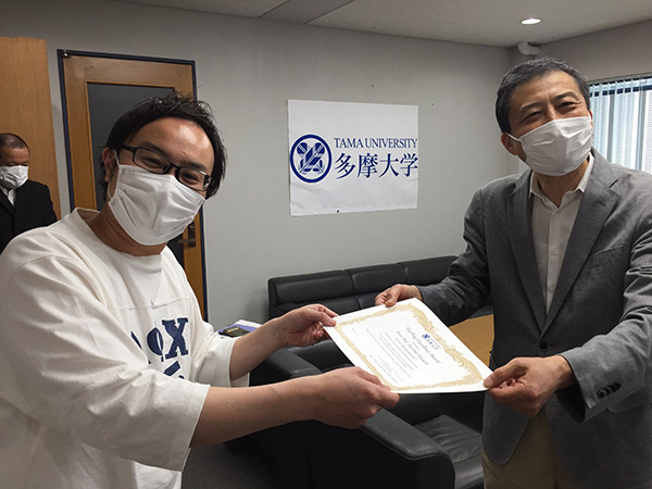 竹内 一真准教授、(右)新美学部長