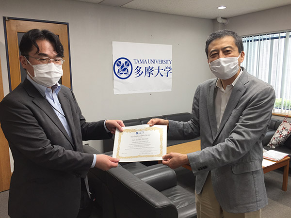 渡邊 泰典教授、(右)新美学部長