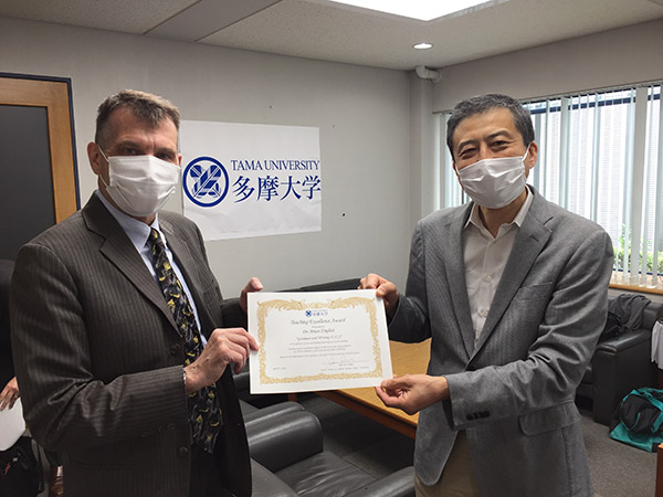 Brian J. English教授、(右)新美学部長