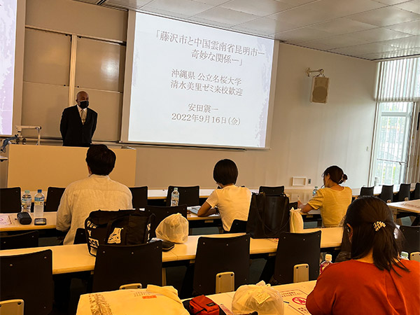 安田副学長 講義中