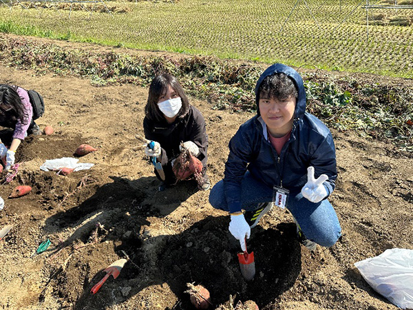(左から)大高 恵梨佳さん(4年)、創価大学 国際教養学部 鈴掛 真哲さん(2年生)