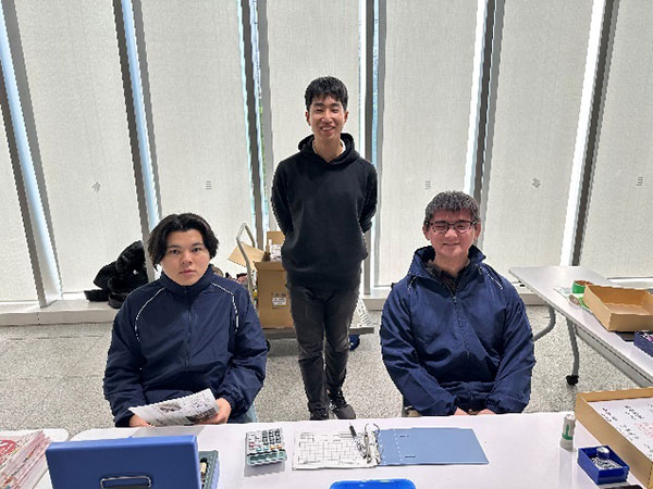 4年生 高井貴秀さん、田邉輝広さん(本学部卒業生、公社藤沢市観光協会職員)、2020年卒業生 加藤和樹さん