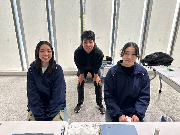 4年生 佐野磨李さん、田邉輝広さん(本学部卒業生、公社藤沢市観光協会職員)、4年生 佐々木悠舞さん