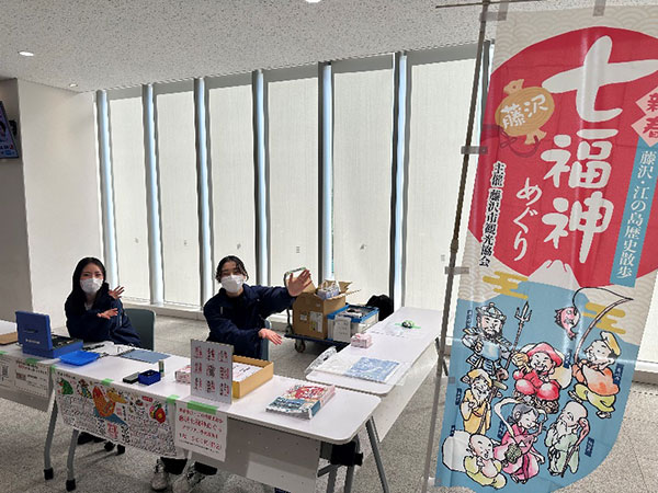 作業開始前、リラックスしている佐野さん(左)と佐々木さん(右)