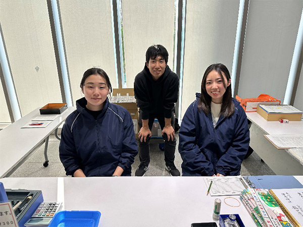 (左から)4年生 佐々木遊舞さん、田邉輝広さん(本学部卒業生、(公社)藤沢市観光協会職員)、4年生 佐野磨李さん