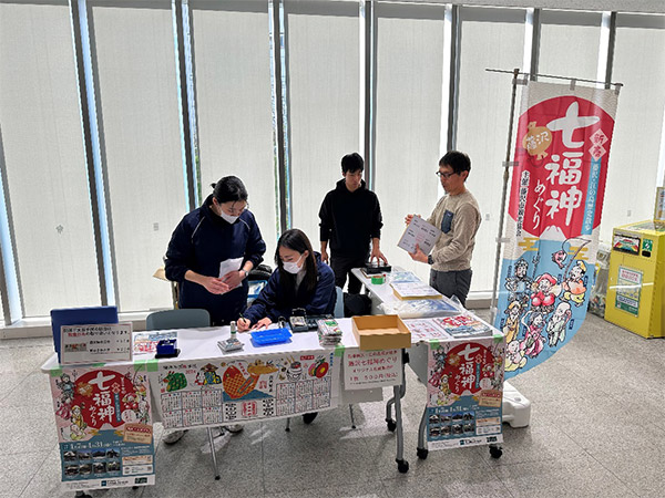 (公社)藤沢市観光協会職員と一緒に会場設営の様子