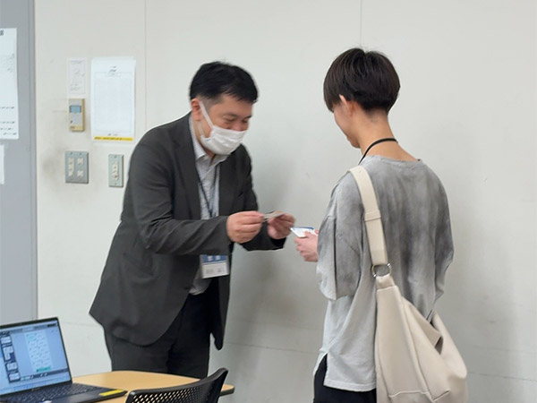名刺交換の様子(新西ゼミ)