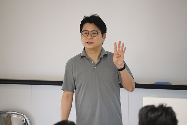 ゲスト講師 岡田浩治氏