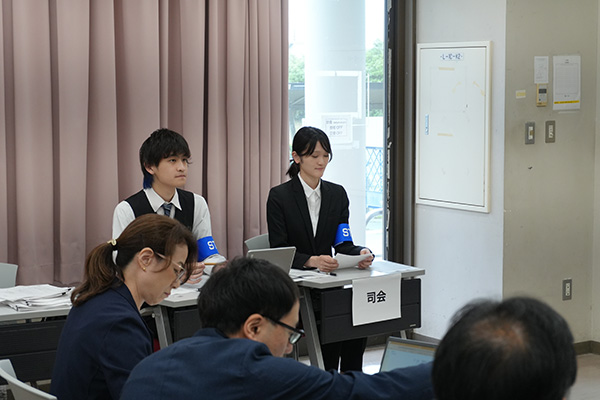 司会、タイプキーパーの学生