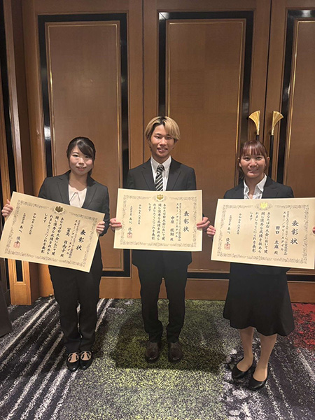 左から冨髙日向子選手(本学卒業生)、中原旺助選手、田口友麻選手