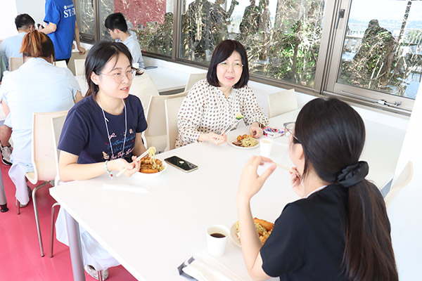 学食で行われた懇親会