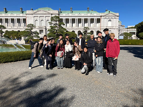 国宝:噴水(写真左)、国宝:旧東宮御所(迎賓館赤坂離宮)側面をバックに記念撮影