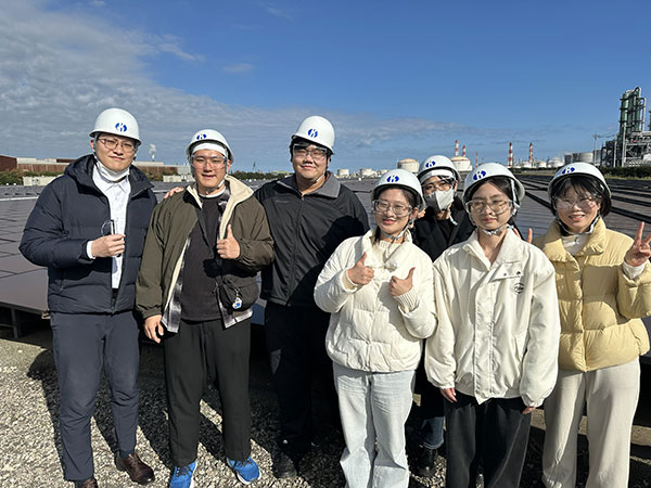 メガソーラー(大規模太陽光発電所)にて