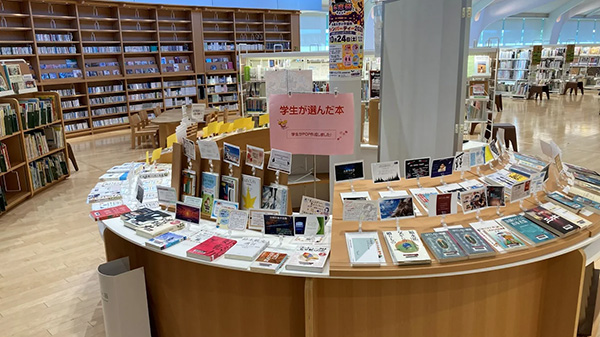 学生選書コーナーには学生自ら作成したPOPも展示されています