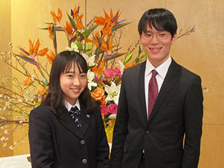 優勝した山本海渚さん（左）と西谷拓海さん（右）