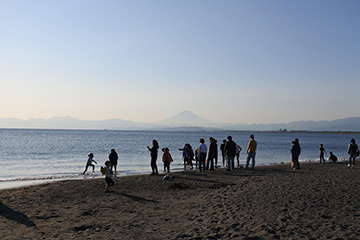 海で遊ぶ子どもたち