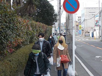 ごみ拾いウォーキング（手前2人目より、萩原、石塚、堂下）