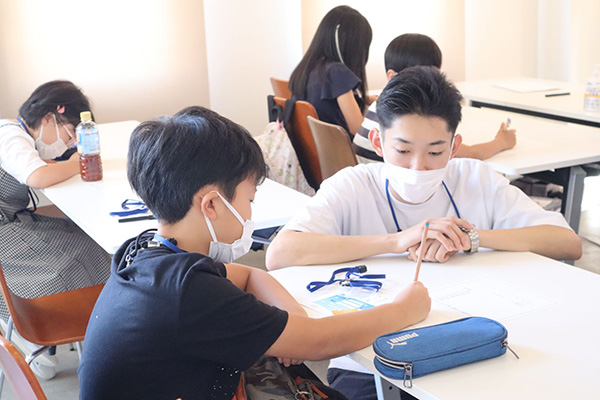 アンケートに真剣に回答中