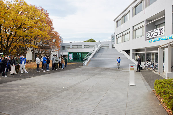 学部長による開会宣言