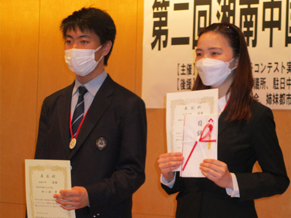 優勝者 高校の部（左）藤嶺学園藤沢高等学校　松ヶ浦 貫さん 大学の部（右）昭和女子大学　角田 碧衣さん