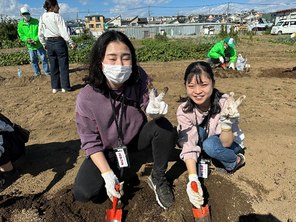 （左から）本学部　佐々木悠舞さん、久保木真歩さん（4年）