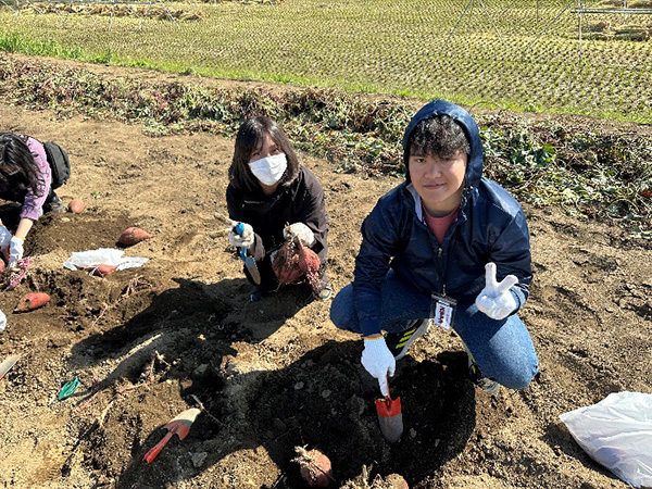 （左から）大高 恵梨佳さん（4年）、創価大学 国際教養学部　鈴掛 真哲さん（2年生）