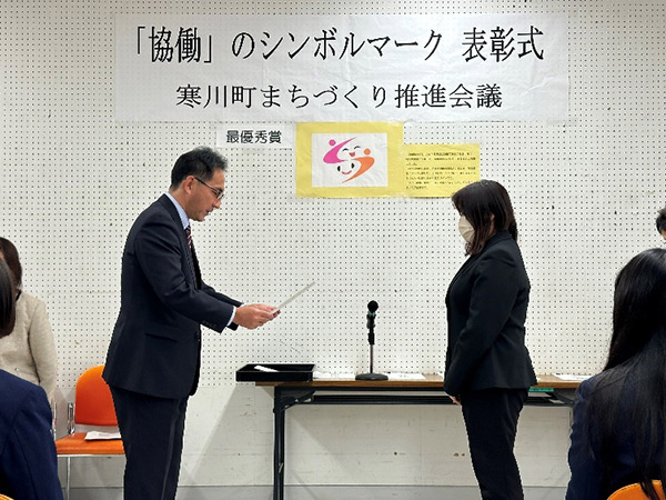 大高 恵梨佳 さん 副賞の授与