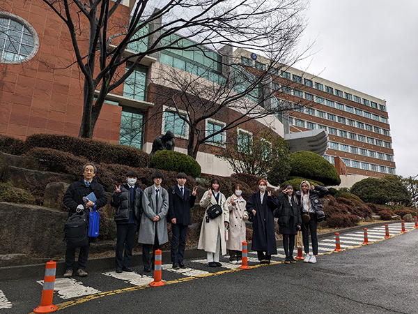 東義大学・国際館前にて