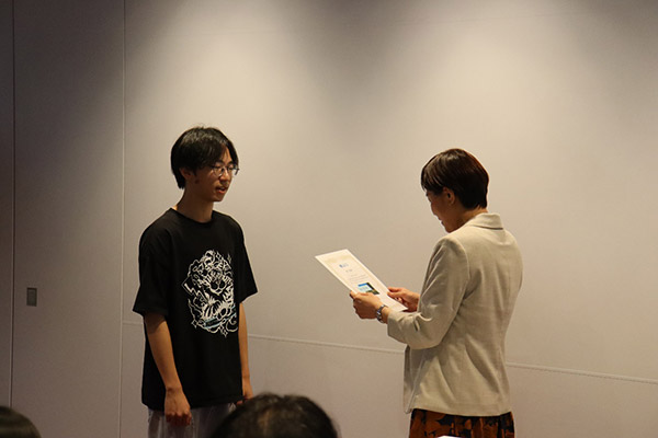 交換留学生への修了証書と記念品授与