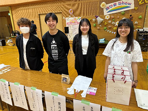 （左から）SGS 1年 中澤旬さん、経営情報学部3年 吉川侑希さん、外部参加：陳怡さん、経営情報学部4年 武井夕佳さん