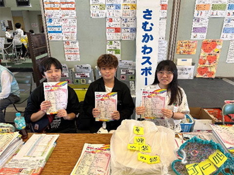 3人でイベントの受付を担当（経営情報学部3年 吉川侑希さん、SGS 1年 中澤旬さん、経営情報学部4年 武井夕佳さん）