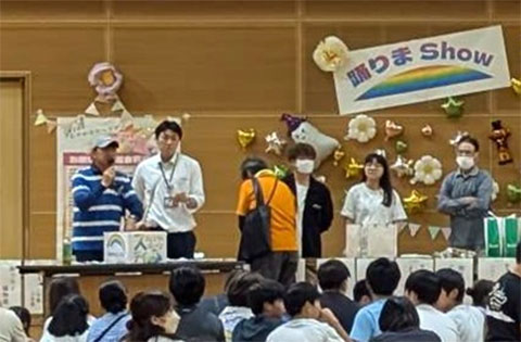協力者からの景品の数々、左に司会のDJ・HAGGY本学非常勤講師（一般社団法人寒川町観光協会 写真提供）
