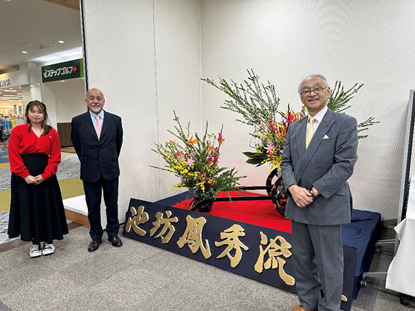 池坊鳳秀流創流60周年華展 Theいけばな展
（左から）ジャリアンパン・ウラッサヤーさん、特任教授安田震一、長田華鳳家元
