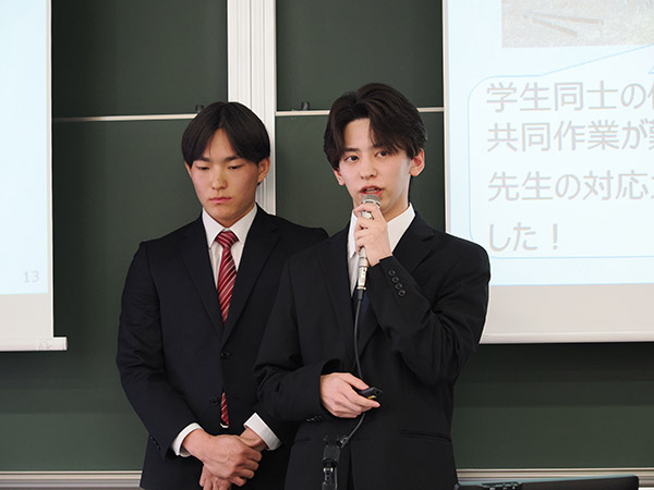 サービス・エンタテインメント班による発表