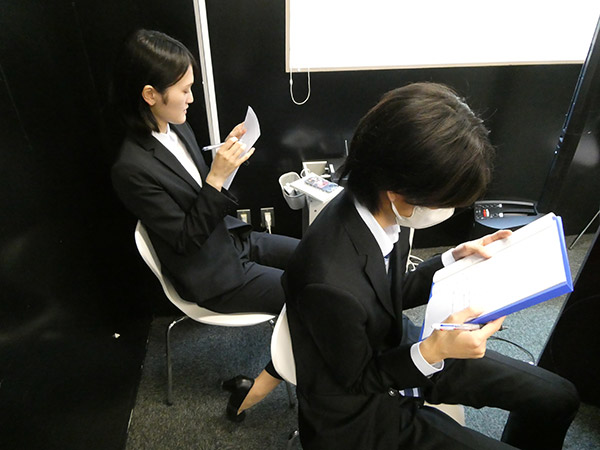 念入りに準備をする司会の学生たち
