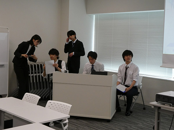 学生同士の打ち合わせ