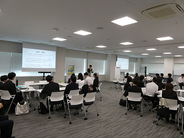 イベントの概要説明をするながしまゼミの学生