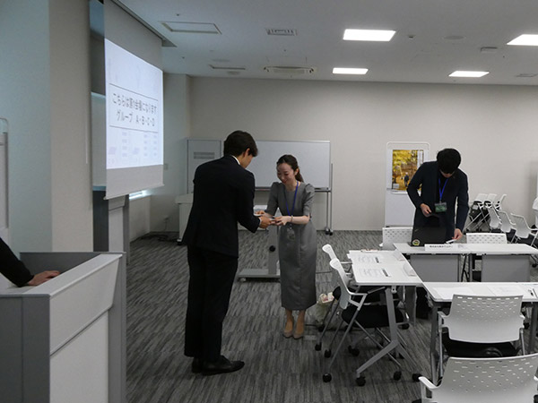 学生と行政、企業の方との名刺交換